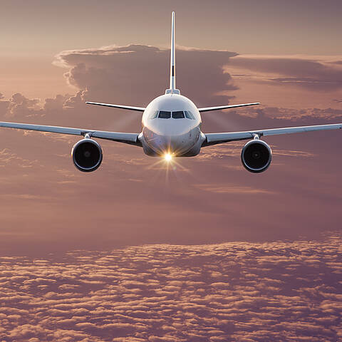 Anreise mit dem Flugzeug BRM © Adobe Stock - Lukas Gojda