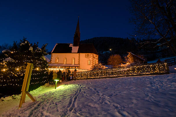 Weihnachtliche Stimmung bei der Kirche St. Kathrein © BRM Mathias Prägant