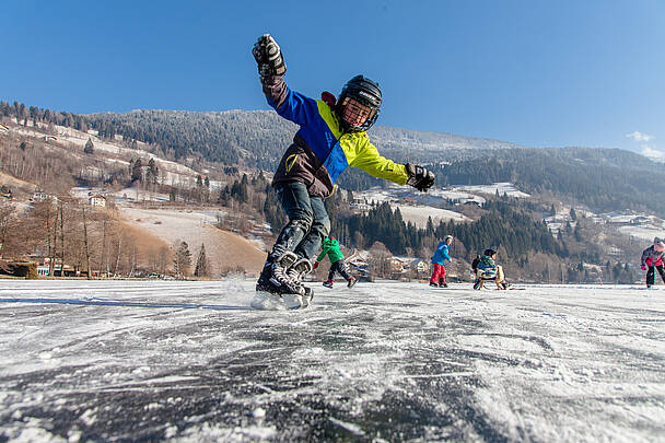 Eislaufen am zugefrorenen Brennsee © BRM Mathias Prägant
